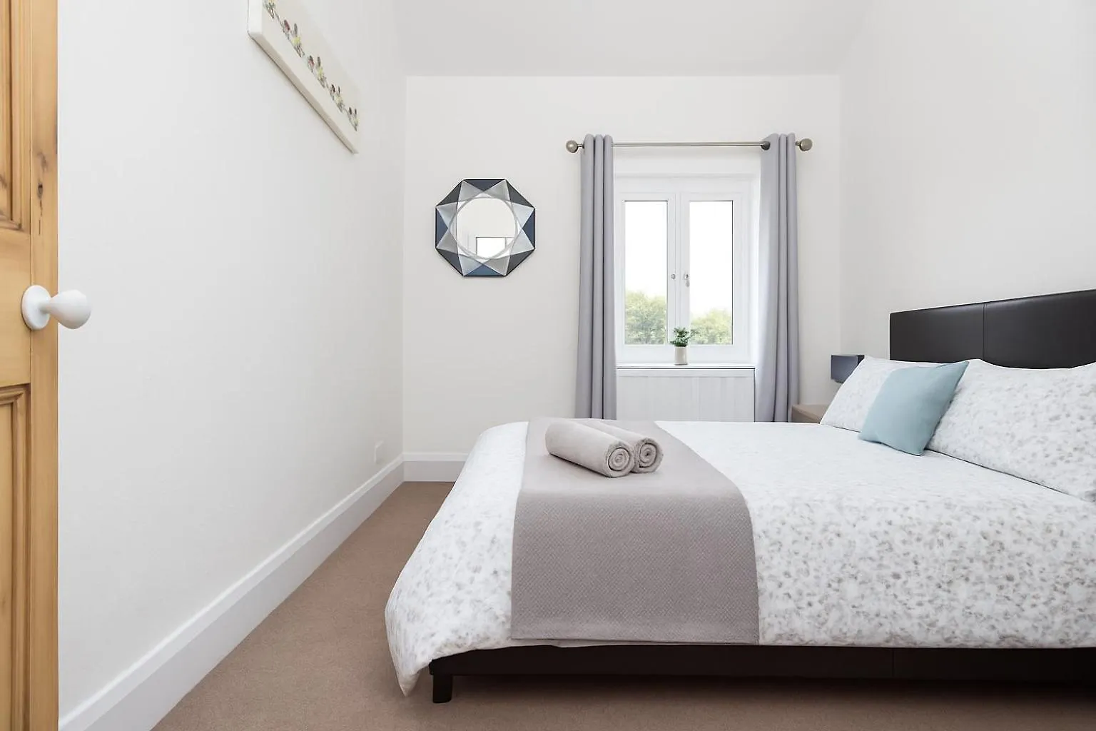 Alt-Stay Calder Canal Wakefield - Semi-Rural, Near M1 J41 And Wakefield Centre - Parking & Wi-Fi - Contractors, Pets & Long Stays Welcome